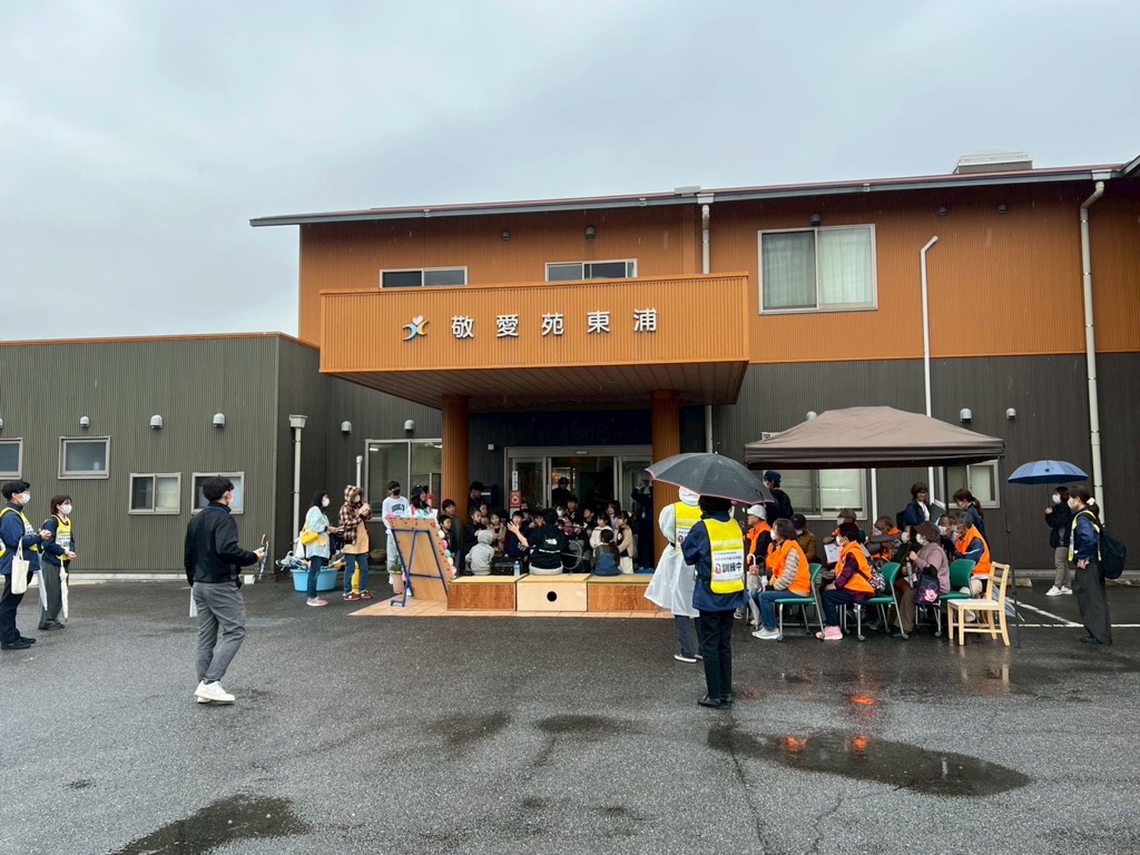 老人ホーム敬愛苑にはたくさんの入居者さんとボランティアさんが待ってくれていました。