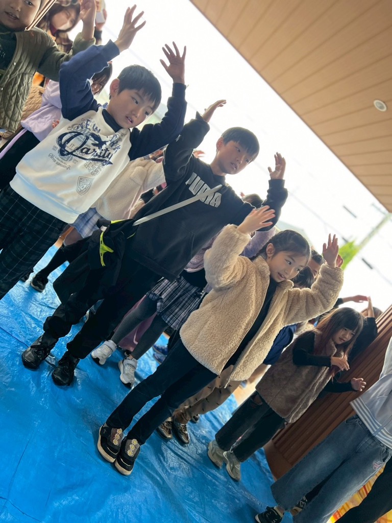 敬愛苑職員さんのギターでこどもたちがヤングマンをうたっているところ