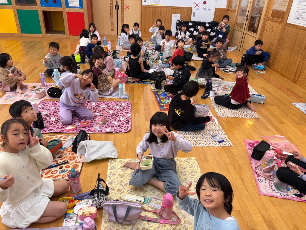 4月春休みの児童クラブ昼食の様子