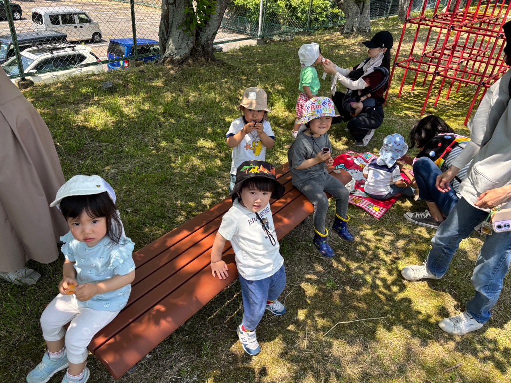 三本松公園の木陰ベンチで子どもたちが休息しているところ
