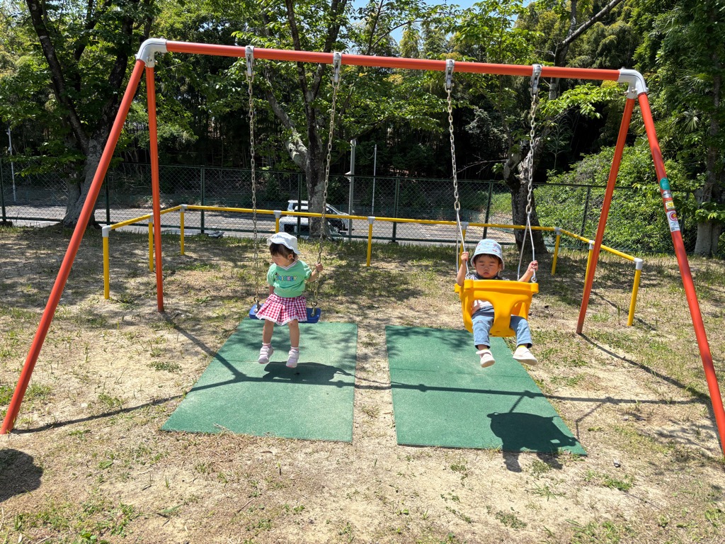ブランコにのっている女の子と男の子