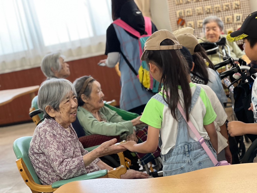 老人ホーム敬愛苑で入居者さんと触れ合っているところ