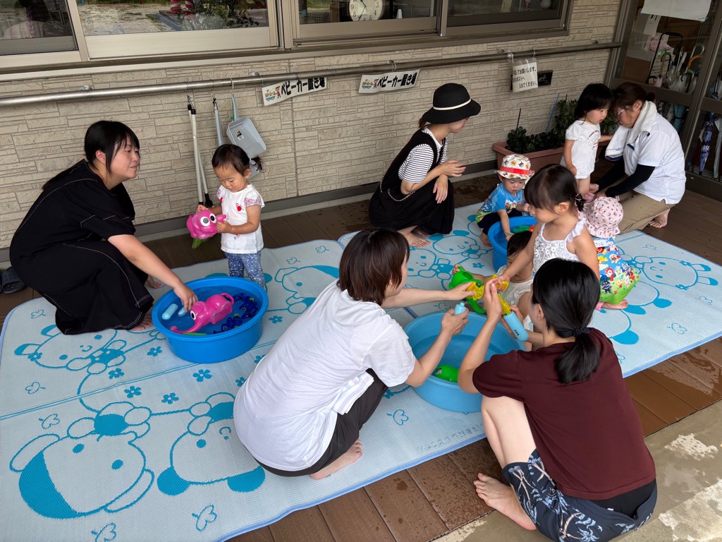 こあらの日の親子活動で水遊びをしているところ