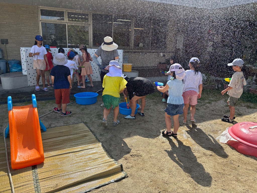 水遊びを楽しんでいるこどもたち
