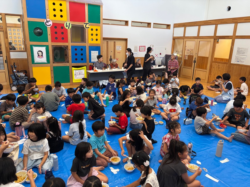 地域食堂パレットさんの町のカレー屋さんを遊戯室で開催しているところ