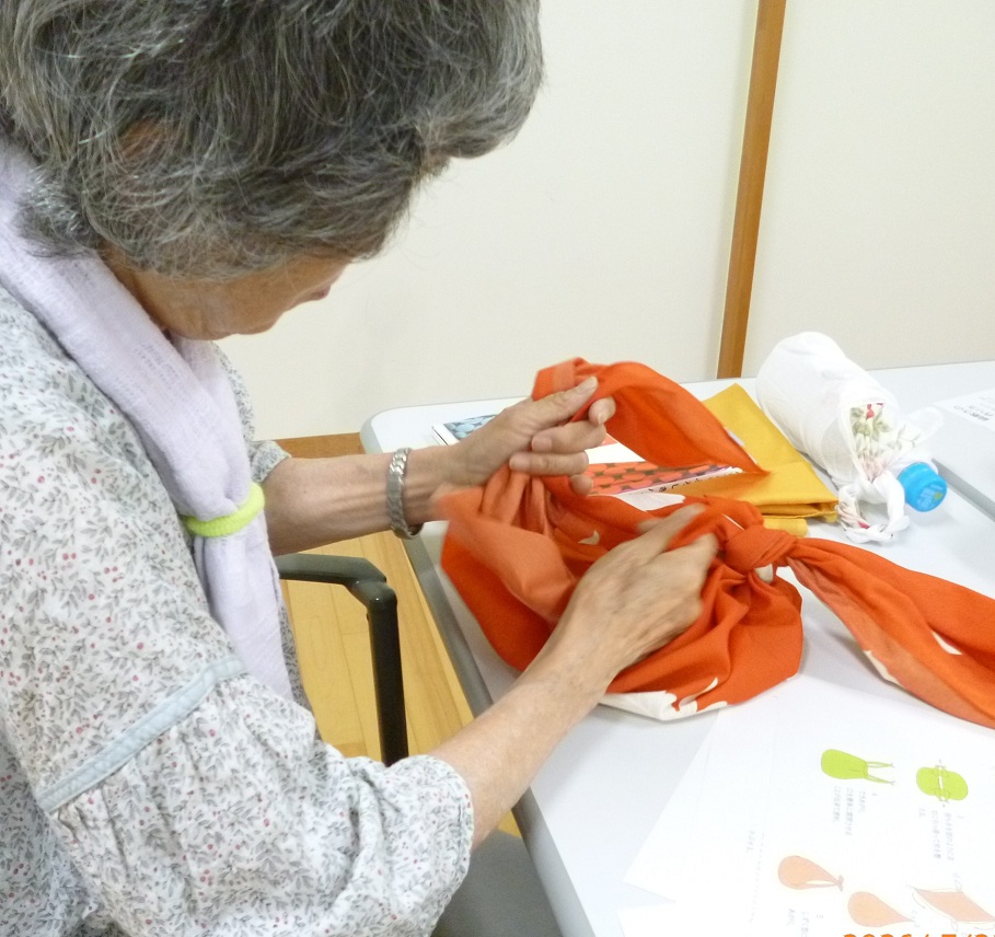 風呂敷の包み方をしている様子