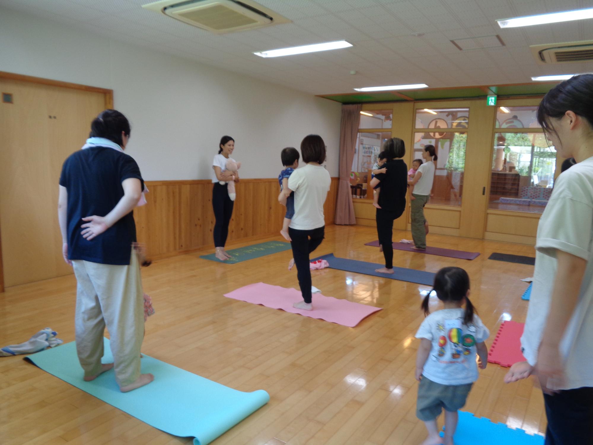 親子ヨガ