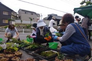 箱庭作りに精を出す参加者ら