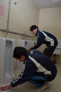 トイレ清掃を頑張る生徒たち