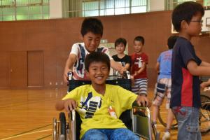 車椅子に乗る児童たち