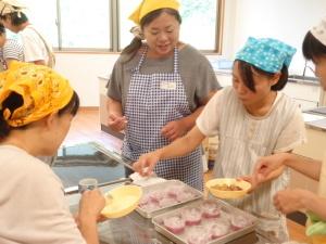 飾り付けをする参加者