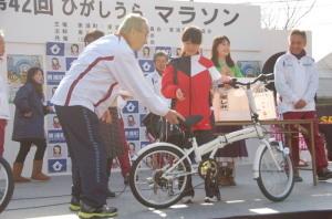 抽選会では折り畳み自転車など豪華賞品が贈呈されていました