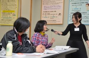 参加者に質問する講師