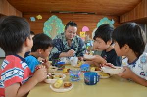 力士、鋼と給食を食べる園児ら