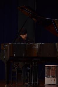 ピアノを演奏する務川慧悟さん