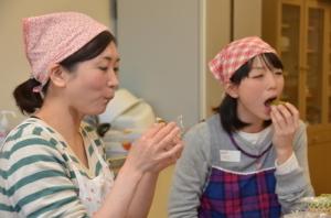 桜餅を食べる参加者ら