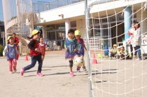 サッカーを楽しむ園児たち
