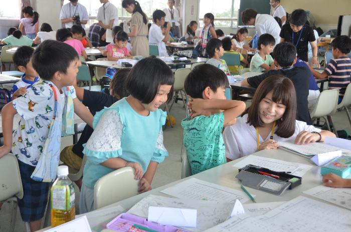 小学生2人に算数を教える大学生