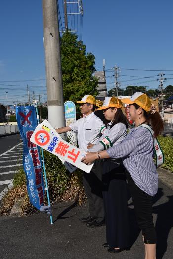 のぼり旗やサイン板を持って啓発する職員