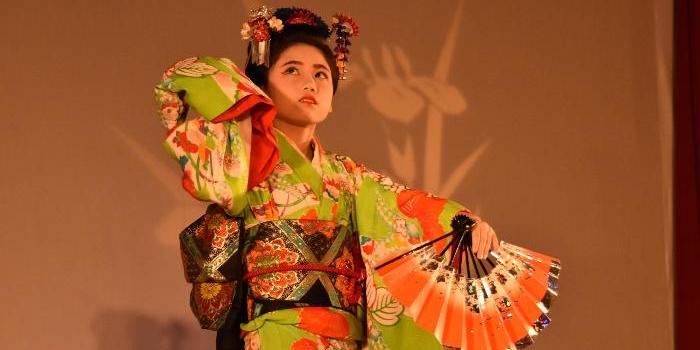 日本舞踊を披露する女性