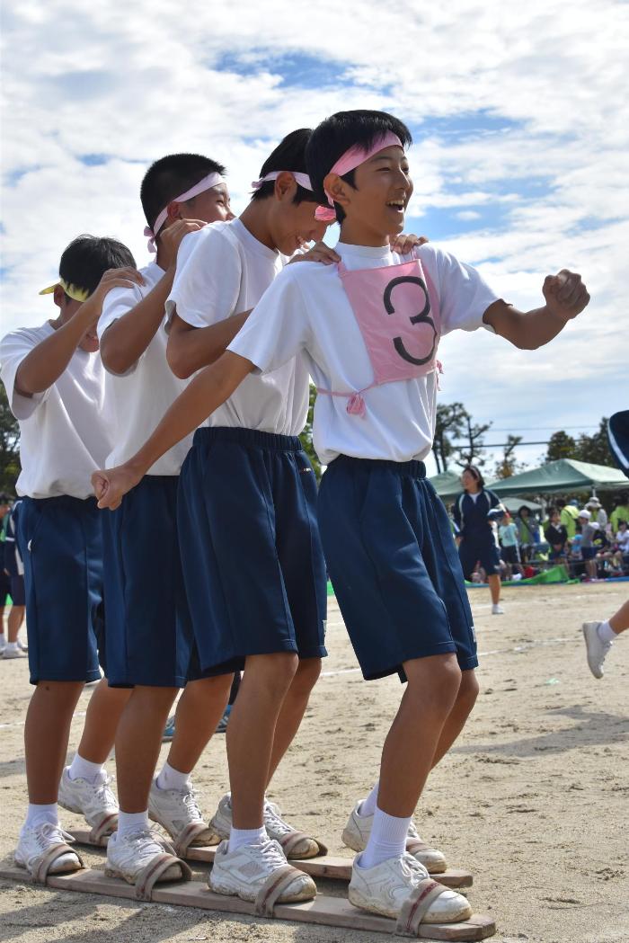 むかで競争に出場している中学生