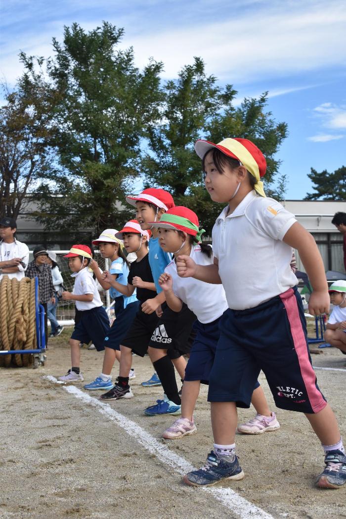 徒競走でスタートラインに立つ小学生