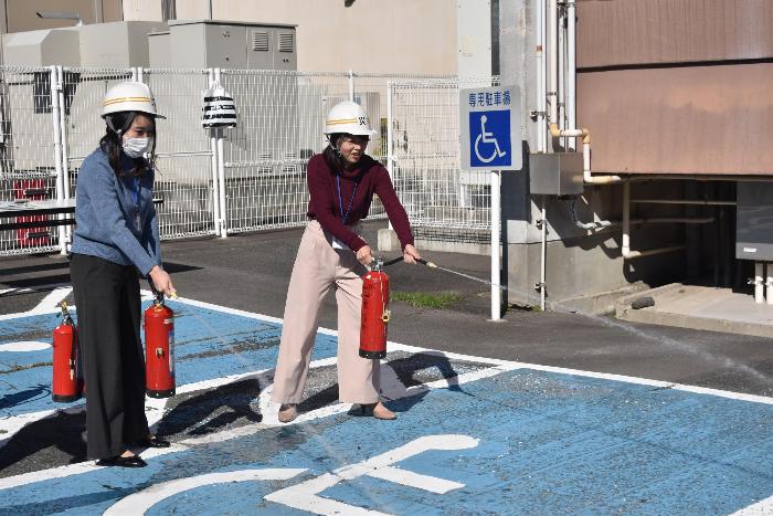 消火器の扱い方の訓練の様子