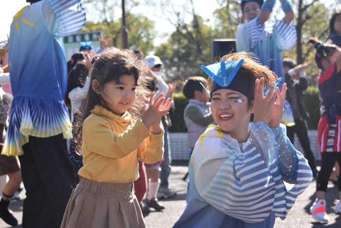 よさこいを一緒におどる子ども