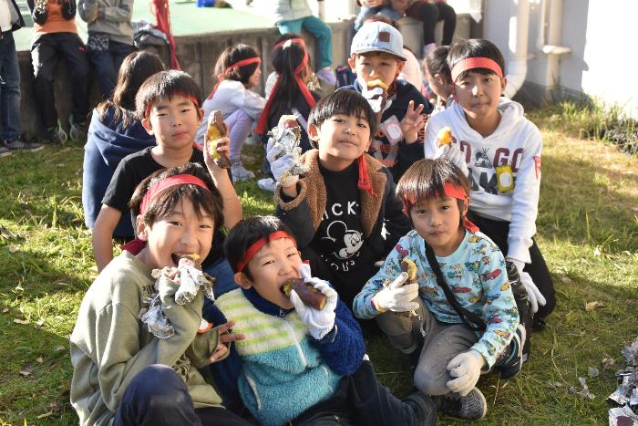 学年の違う子どうし仲良く食べる姿