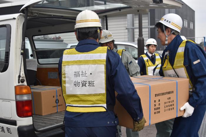 物資を避難所へ送るために車に乗せ換える様子