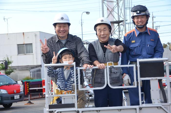 はしご車の乗車体験をする家族