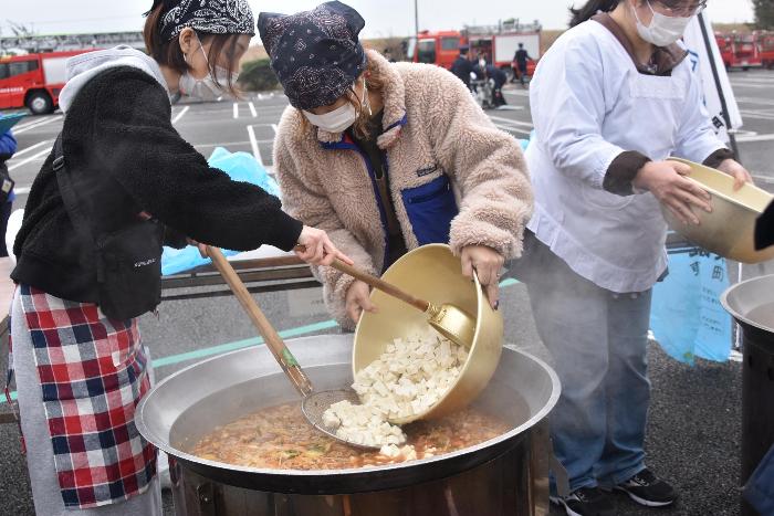 炊き出し訓練で豚汁に豆腐を投入