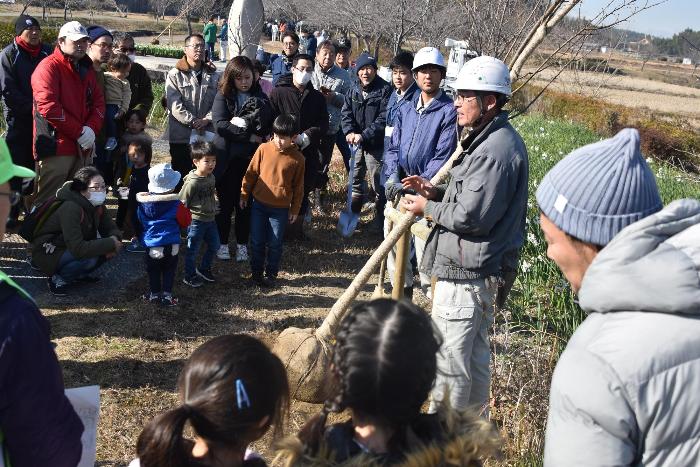 桜の植樹の説明を受ける参加者