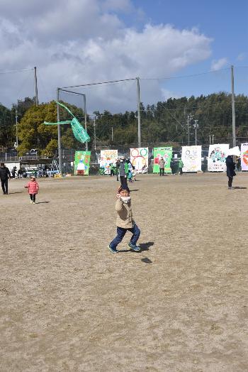 自作のたこをあげる子ども