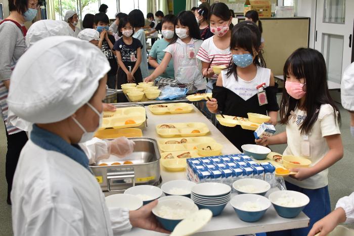 給食が始まった様子