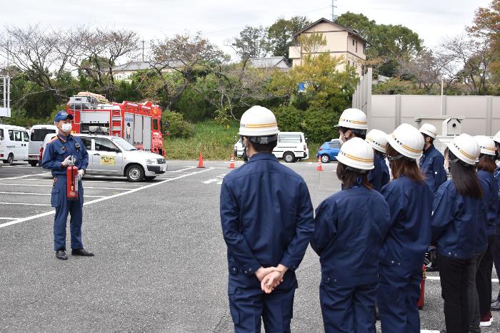 消火器の取り扱いについて説明を受ける職員