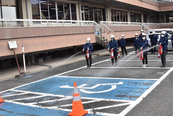 実際に噴射する職員