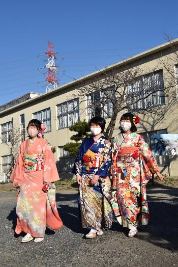 晴れ姿で歩く新成人