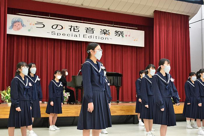 東浦中学校合唱の発表光景