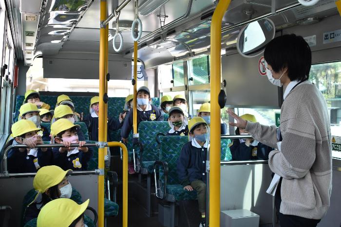 職員からバスの乗り方について学ぶ園児