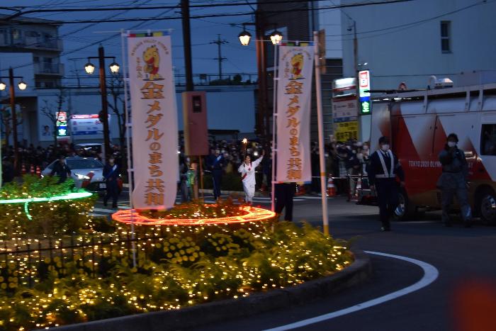 聖火ランナーが手を振っている様子