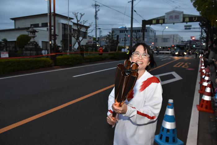 トーチに形を見せてくれている様子