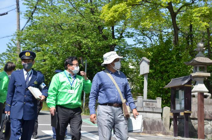 地区の様子を確認する様子