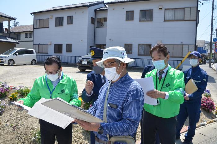 地図を見ながら確認する様子