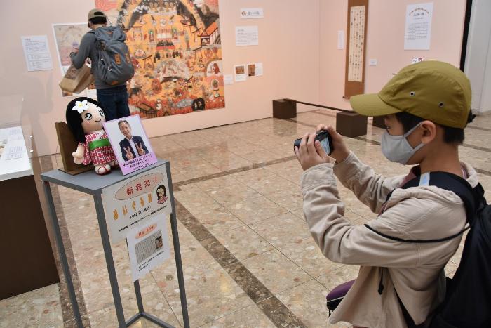 ミッションの神谷町長の写真を見つけて、カメラに収める様子