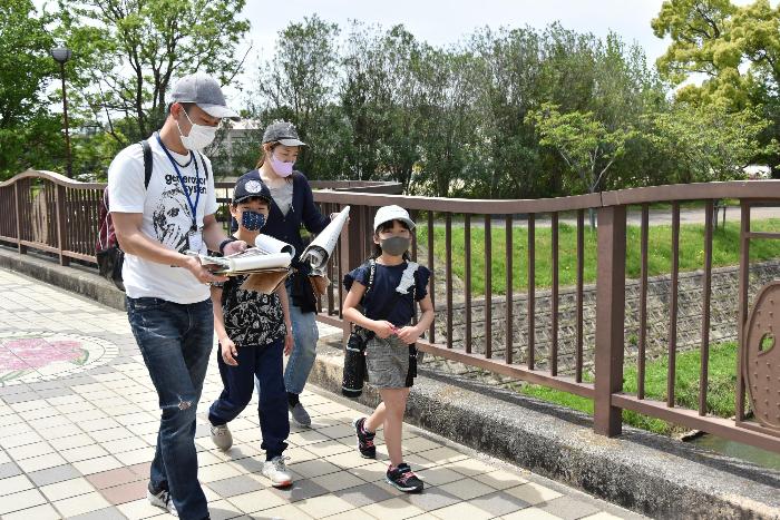 親子で目的地まで歩く様子