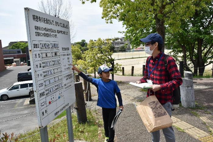 穴埋め問題を解く親子