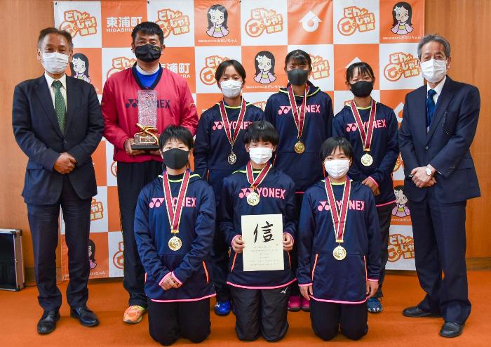 愛知県選抜として全国中学校ソフトテニス大会で優勝した選手と監督