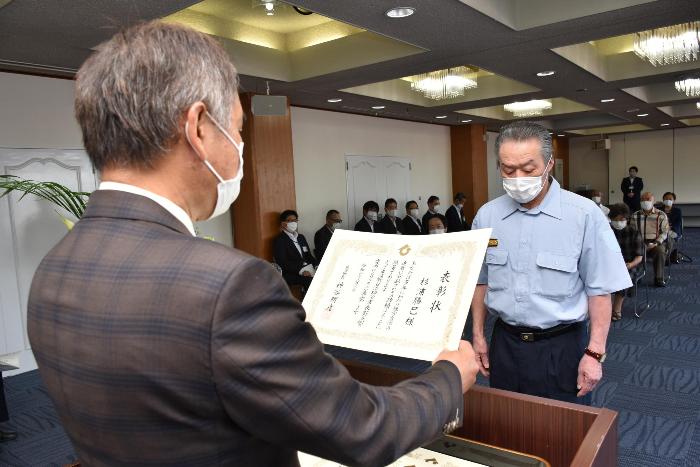 表彰式で表彰される様子