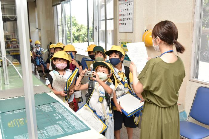 職員から各課の仕事内容を聞く児童